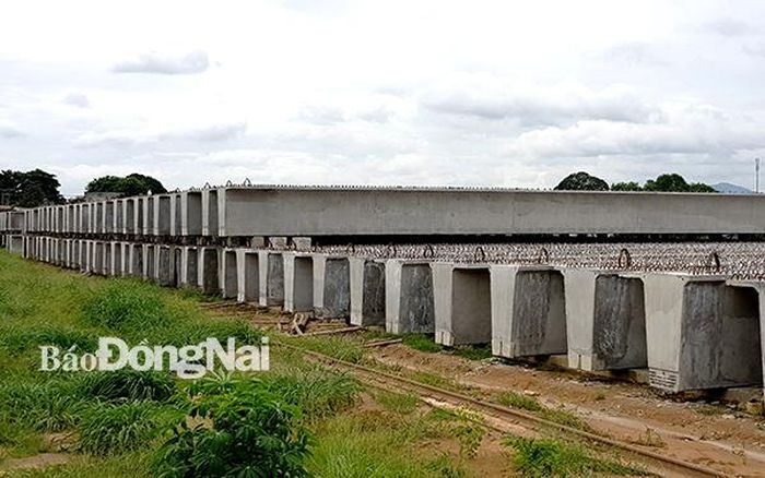 Dầm cầu đã được nhà thầu chuẩn bị sẵn sàng chờ mặt bằng để thi công