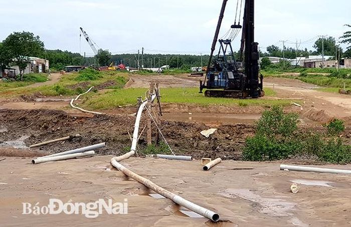 Một đoạn đường cao tốc Bến Lức - Long Thành đang thi công trên địa bàn xã Phước Thái, huyện Long Thành phải dừng lại do chưa thông được mặt bằng. Ảnh:K.Giới