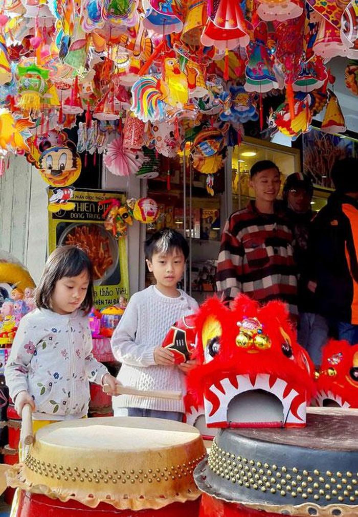 Đón Trung thu. Ảnh: Hà Hữu Nết