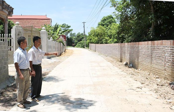  Từ phong trào thi đua “Dân vận khéo” đã xuất hiện nhiều tấm gương điển hình trong công tác dân vận, góp phần làm thay đổi diện mạo nông thôn. - Ông Nguyễn Văn Chang - Bí thư Chi bộ, kiêm Trưởng khu dân cư số 1, xã Xuân Quang, huyện Tam Nông, (bên phải) luôn gương mẫu đi đầu trong phong trào xây dựng nông thôn mới.