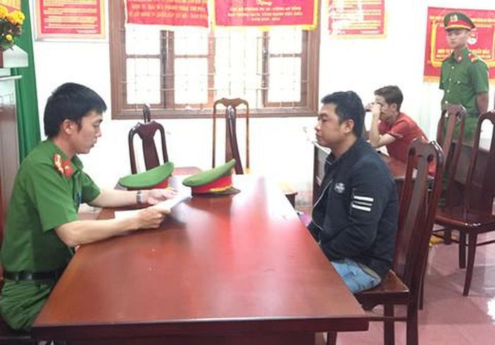 Điều tra viên làm việc với một số đối tượng