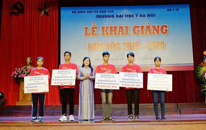 Bộ trưởng Bộ Y tế trao học bổng cho 5 sinh viên có hoàn cảnh khó khăn, học giỏi