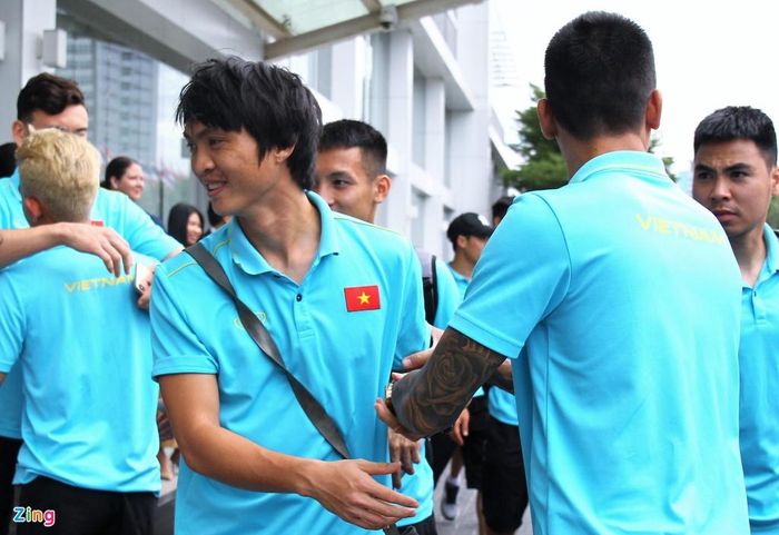 Tuy nhiên, đến lúc chia tay thủ môn Đặng Văn Lâm, tiền vệ của HAGL vui vẻ chúc đàn anh ở lại thi đấu tốt.