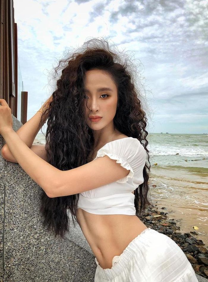 Angela Phương Trinh chia sẻ ảnh mặc áo crop top, khoe eo thon và thân hình gợi cảm.