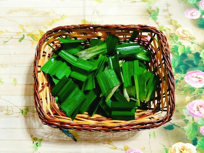 Lá dứa bạn đem rửa thật sạch rồi cắt thành từng khúc ngắn. Bạn cho lá dứa vào máy xay sinh tố cùng một chút nước, đậy nắp và xay nhuyễn rồi lọc lấy nước cốt.