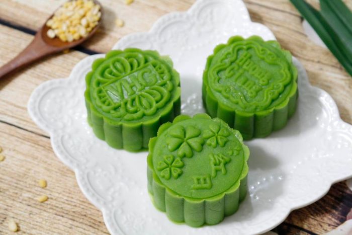 Phần nguyên liệu còn lại bạn cũng làm tương tự để có một mẻ bánh. Món bánh đậu xanh lá dứa thơm ngon lại dễ làm, ăn không ngấy như bánh nướng hay bánh dẻo, hấp dẫn mọi lứa tuổi. Bạn hoàn toàn có thể làm món này làm quà biếu vào dịp trung thu cho người thân, họ hàng.