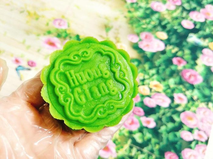Sau khi hoàn thiện, bạn cho đậu xanh lá dứa nguội hoàn toàn rồi chia đều mỗi viên tùy theo kích cỡ khuôn bánh của bạn. Sau khi vo tròn viên bánh, bạn quét một lớp mỏng dầu ăn lên khuôn để chống dính, cho bánh vào khuôn ép chặt. Nhẹ nhàng lấy bánh ra, vậy là bạn đã có một chiếc bánh đậu xanh lá dứa.