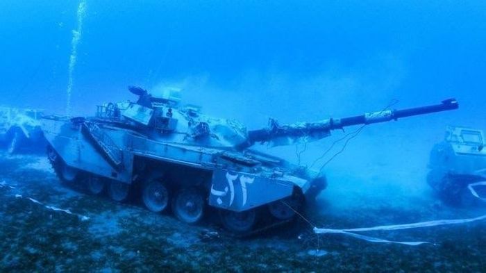 Trong số những loại xe tăng được Jordan thả xuống đây, có không ít loại xe tăng hiện đại, tới nay vẫn còn đủ khả năng tham chiến trên chiến trường. Ảnh: Xe tăng loại Al-Khalid từng được Trung Quốc sản xuất từ năm 2001 không hiểu bằng cách gì lại có trong tay quân đội Jordan. Nguồn ảnh: FOTM.
