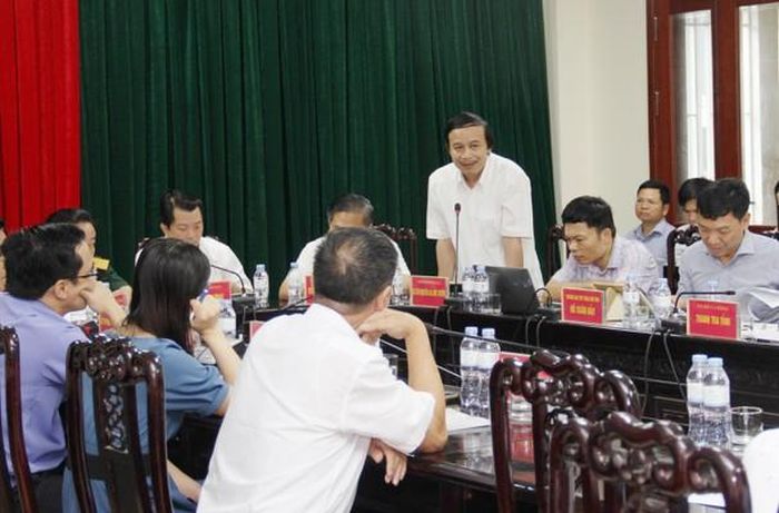 Giám đốc Sở Tài nguyên và Môi trường trả lời các ý kiến của công dân tại phiên tiếp công dân tháng 9. Ảnh: Hoài Thu