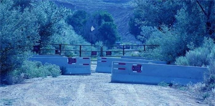 Đường dẫn vào trang trại Skinwalker ngày nay bị chắn. Ảnh: UFO Insight