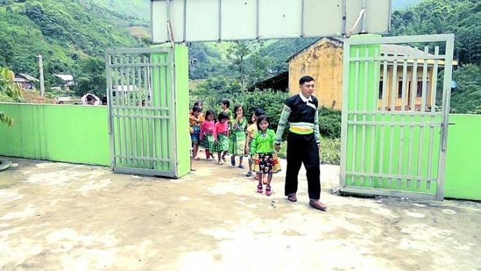 Thầy giáo Lý A Phông cùng các em học sinh lớp 1 chuẩn bị cho năm học mới