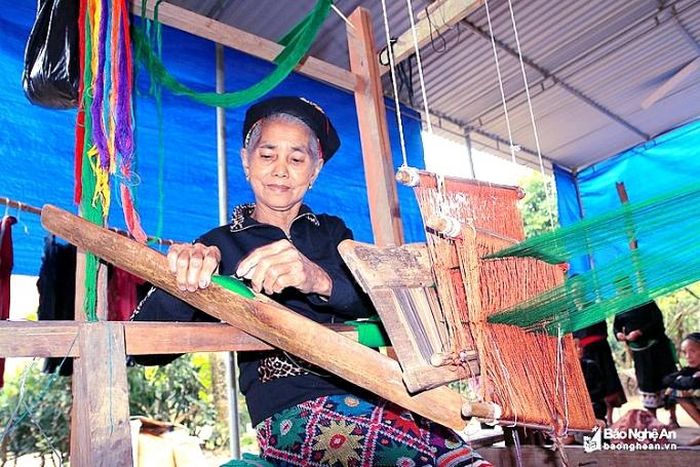 Dệt trang phục truyền thống bằng sợi tơ tằm