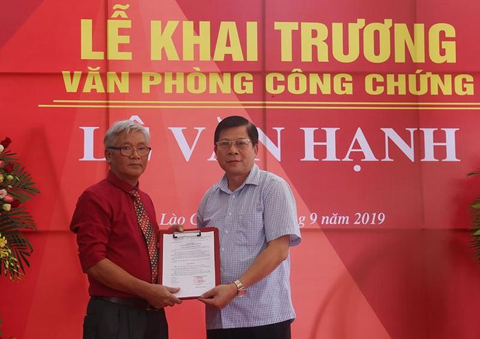 Trao Quyết định của UBND tỉnh về việc cho phép thành lập Văn phòng Công chứng Lê Văn Hạnh.