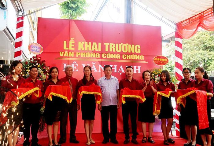 Cắt băng khai trương Văn phòng Công chứng Lê Văn Hạnh.