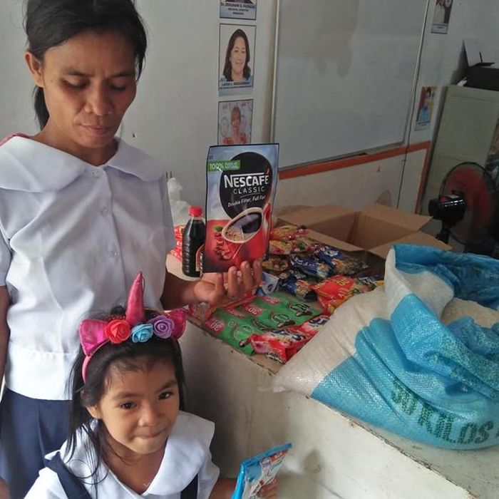 Nanay học chung lớp cùng con gái Norelyn tại trường Tiểu học Tarug ở Mogpog, Marinduque. Cô có khởi đầu tương tự các bạn nhỏ khác vì bản thân không hề biết chữ.
