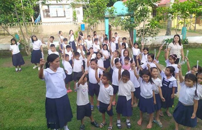 Đương nhiên, vì tuổi lớn, Nanay tiếp thu bài chậm. Nhưng Norelyn luôn sẵn sàng hỗ trợ mẹ đánh vần. Cô bé cảm thấy vui vẻ khi họ trở thành bạn cùng lớp và mẹ mình cũng có thể học đọc, viết.