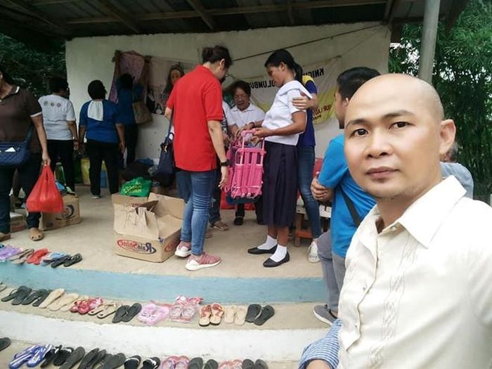 Khi biết đến trường hợp của Nanay, thầy Darwin Pilar, lãnh đạo trường Tiểu học Tarug, đã động viên cô đi học. Thầy chia sẻ nếu không làm vậy, cô bé Norelyn cũng sẽ rơi vào cảnh mù chữ như mẹ mình bởi gia đình họ quá nghèo để theo đuổi con chữ.