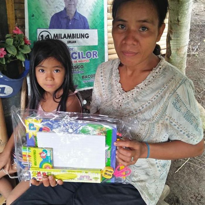 Theo Buhay Teacher, Nanay Monalisa thậm chí không biết đánh vần tên mình cũng không biết mình bao nhiêu tuổi. Hồi nhỏ, cô mắc bệnh bại liệt, không thể đi lại. Vì thế, bố mẹ cô quyết định không cho con đến trường.