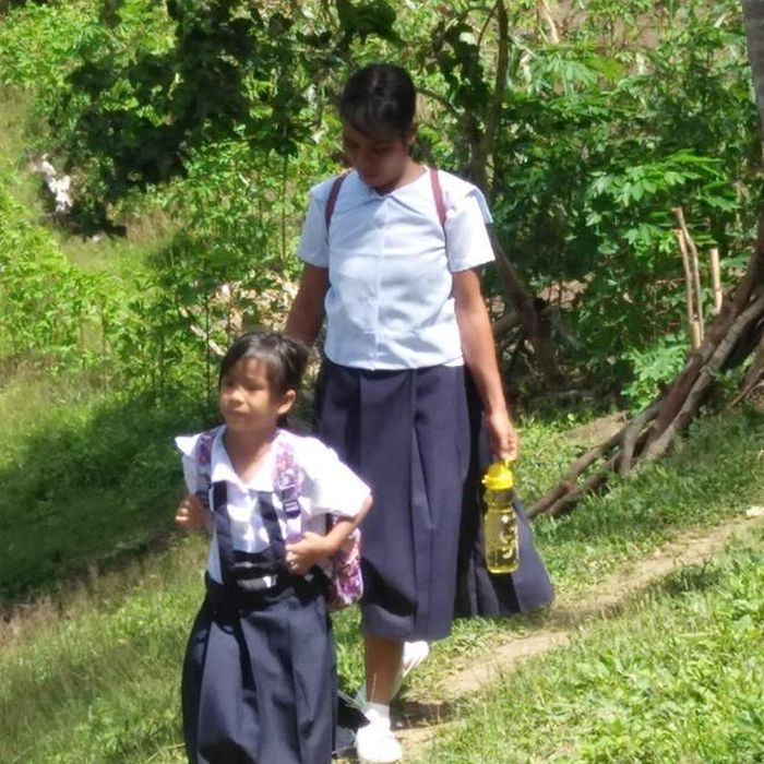Đầu năm học mới, hàng nghìn phụ huynh ở Philippines gửi con vào lớp 1, thấp thỏm đứng chờ con hoàn thành buổi học đầu tiên. Nanay Monalisa không nằm trong số đó bởi từ tháng 9 năm nay, cô bắt đầu đến trường với vai trò vừa là học sinh vừa là phụ huynh.