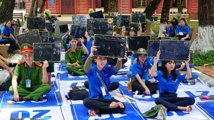 Tuổi trẻ Thừa - Thiên Huế tham gia thi tìm hiểu về cuộc đời, sự nghiệp của Chủ tịch Hồ Chí Minh bằng hình thức “rung chuông vàng”.