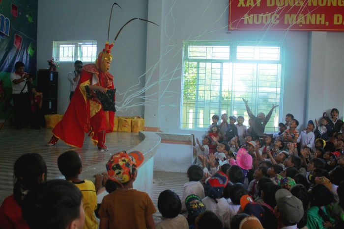 Tiết mục ảo thuật cùng với Tề thiên đại thánh khiến các em nhỏ hào hứng. Ảnh:NGUYỄN TRANG