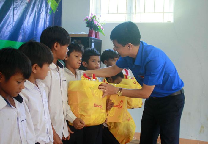 Các em nhỏ nhận quà trung thu. Ảnh:NGUYỄN TRANG