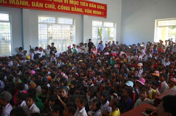 Hàng trăm em nhỏ đến tham gia "Vui hội trăng rằm" ngay từ sớm