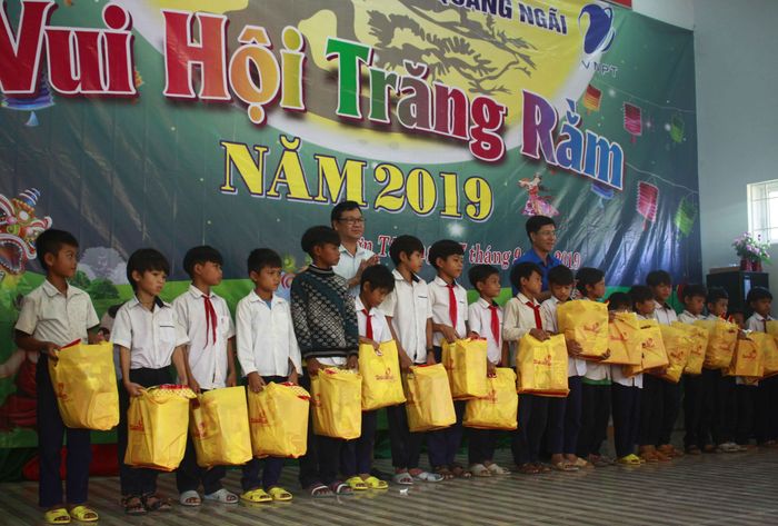 Một mùa trung thu ý nghĩa dành cho các em thiếu nhi xã Sơn Bua, huyện Sơn Tây. Ảnh:NGUYỄN TRANG