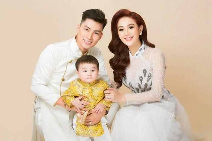 Gia đình hạnh phúc của mỹ nhân chuyển giới Lâm Khánh Chi