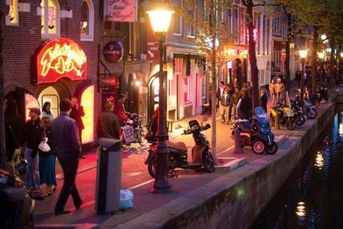 “Phố đèn đỏ” ở Hà Lan về đêm
