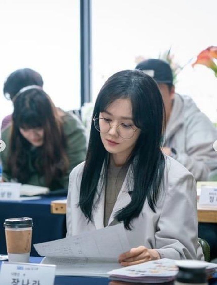 Dù đã ở độ tuổi U40, Jang Nara vẫn luôn duy trì được vẻ ngoài trẻ trung, nhí nhảnh như thời điểm vừa bước chân vào ngành giải trí. Khán giả thường miêu tả cô bằng các cụm từ như "ma cà rồng", "trẻ mãi không già", "lão hóa ngược"... Theo Jang Nara, gia đình cô đều sở hữu khuôn mặt trẻ trung vượt trội. 