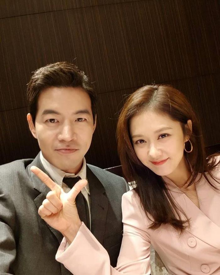 Khi đứng cùng nam diễn viên Lee Sang Yoon, Jang Nara trông trẻ hơn hẳn dù hai người bằng tuổi. Lee Sang Yoon sinh tháng 8/1981, thậm chí còn nhỏ hơn nữ đồng nghiệp tới 5 tháng. 