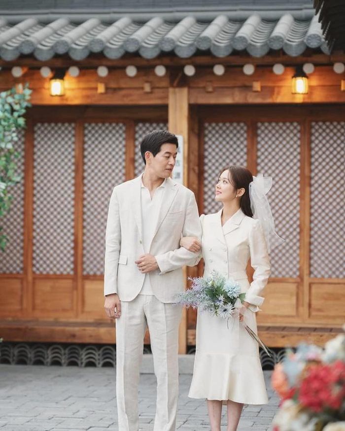 Lee Sang Yoon và Jang Nara vừa hoàn thành bộ phim V.I.P của đài SBS. Nhờ những khoảnh khắc ngọt ngào trong phim, nhiều người hâm mộ hy vọng cặp sao có thể nảy sinh tình cảm ngoài đời thực. Trước đó, Lee Sang Yoon từng hẹn hò với mỹ nữ gợi cảm UEE nhưng đã chia tay sau một năm gắn bó. Jang Nara cũng vừa bị cho là sẽ kết hôn với nam diễn viên Kim Nam Gil, tuy nhiên phía công ty quản lý của cô đã nhanh chóng phủ nhận tin đồn trên. 