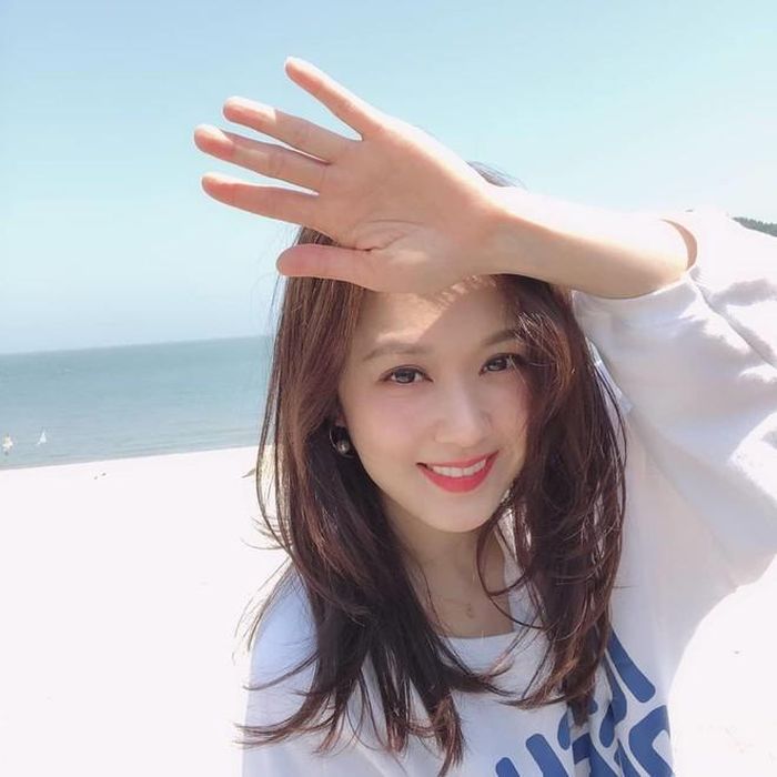 Sua 18 năm gia nhập showbiz, Jang Nara vẫn "lẻ bóng đi về", thậm chí chưa từng thừa nhận hẹn hò với bất kỳ ai. "Không phải tôi không muốn cưới chồng. Chuyện đó nằm ngoài kiểm soát của tôi. Nếu gặp được duyên số, chắc chắn tôi sẽ cưới. Nếu không thể tìm thấy thì tôi có thể làm gì đây?”, cô chia sẻ với tờ Yonhap News.
