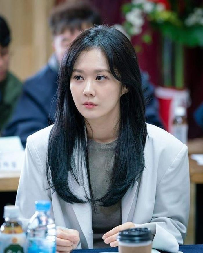 Mới đây, trên trang cá nhân, Jang Nara đã chia sẻ loạt ảnh mới trong buổi họp mặt đoàn làm phim V.I.P. Trong hình, nữ diễn viên 38 tuổi mặc trang phục màu trung tính và để tóc thẳng giản dị. Cô cũng không trang điểm nhiều, gần như để mặt mộc. 