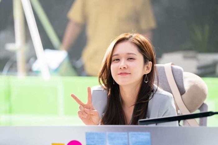 Ở tuổi 38, Jang Nara vẫn giữ được làn da trắng hồng, căng mịn cùng các đường nét trẻ thơ trên khuôn mặt. Vóc dáng nhỏ nhắn, mảnh mai cũng giúp cô trông trẻ hơn tuổi thật. Cô thường đóng cặp với các nam diễn viên nhỏ tuổi hơn mà khán giả không nhận thấy bất kỳ sự chênh lệch tuổi tác nào. 