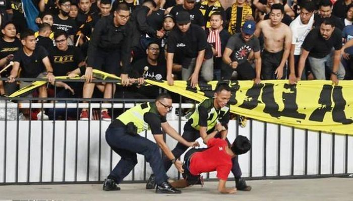 Lực lượng an ninh bắt giữ CĐV quá khích của Indonesia có ý định tấn công CĐV Malaysia hôm 5-9.