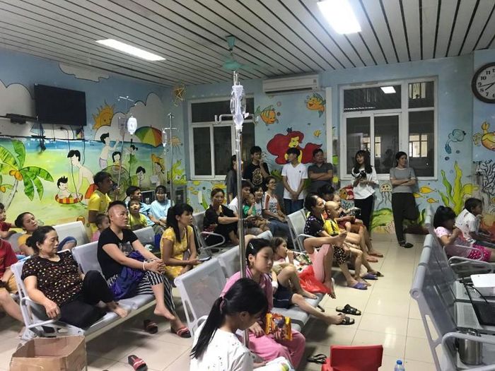 Các em nhỏ và phụ huynh chăm chú xem phim