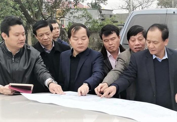 Thứ trưởng GTVT Nguyễn Nhật (bìa phải) kiểm tra hướng tuyến cao tốc Bắc - Nam đoạn Nghi Sơn - Bãi Vọt
