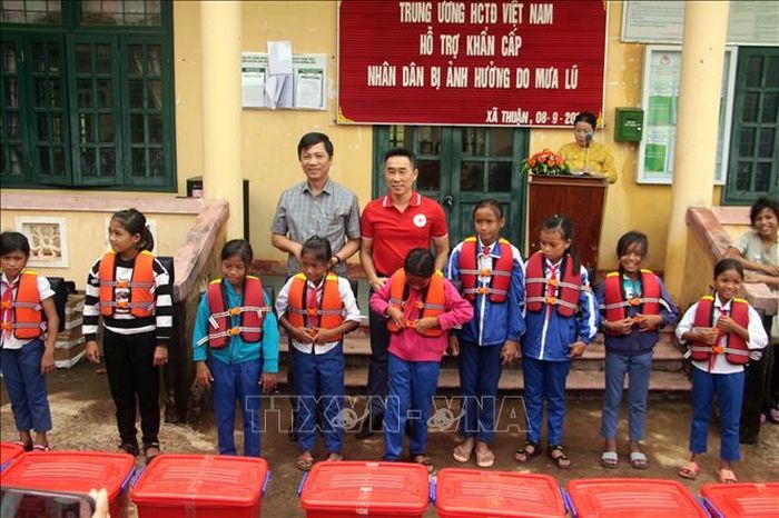 Ông Hoàng Nam - Phó Chủ tịch Ủy ban nhân dân tỉnh Quảng Trị và ông Nguyễn Hải Anh - Phó Chủ tịch, Tổng Thư ký Hội Chữ thập đỏ Việt Nam trao tặng cặp phao cho học sinh.