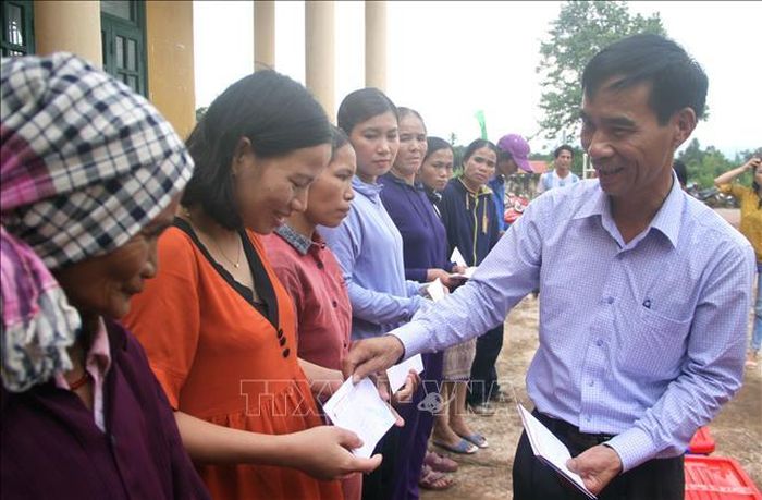 Ban tổ chức trao tặng quà cho các hộ gia đình.