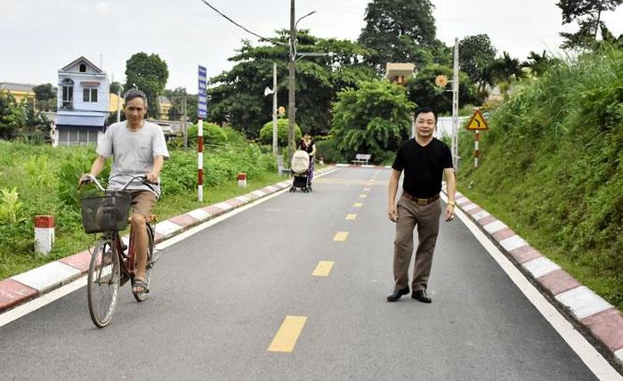 Đoạn đường dài gần 200m do anh Anh Lê An Thái (người đi bộ) tự nguyện bỏ kinh phí ra làm.