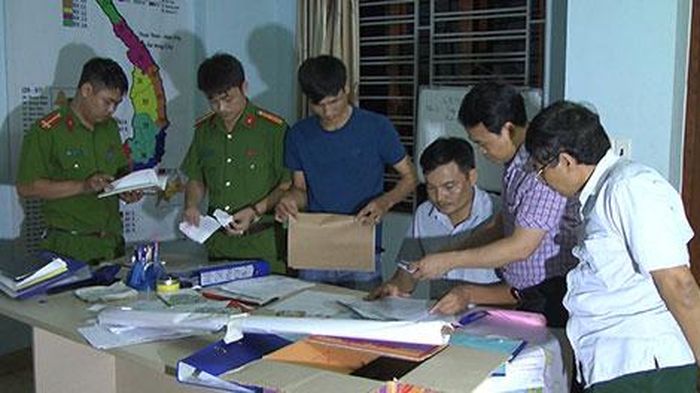 Cán bộ Cảnh sát Hình sự Công an tỉnh Thanh Hóa khám xét trụ sở Công ty Nam Long.