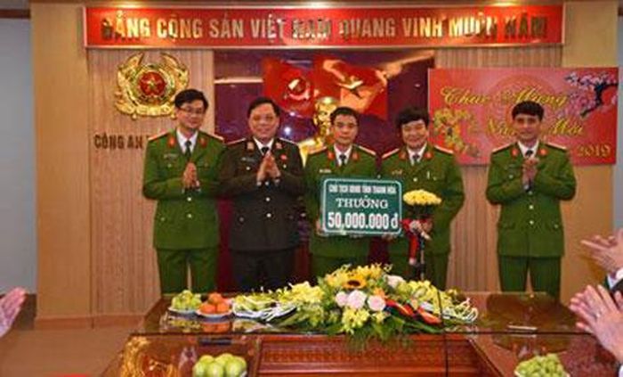 Thượng tá Lê Khắc Minh đại diện Phòng Cảnh sát hình sự nhận khen thưởng.