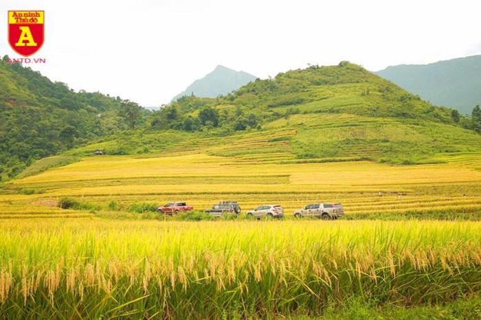  Bất kỳ du khách nào tới nơi đây, cũng sẵn sàng chờ đợi để có thể chiêm ngưỡng cảnh vật kỳ vĩ và cuốn hút vô tận nơi vùng biên ải xa xôi này 