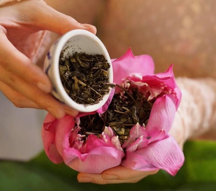 Từ sen Hồ Tây có thể chế biến ra nhiều đặc sản, trong đó có Thụy phường liên tửu - rượu sen tiến vua 