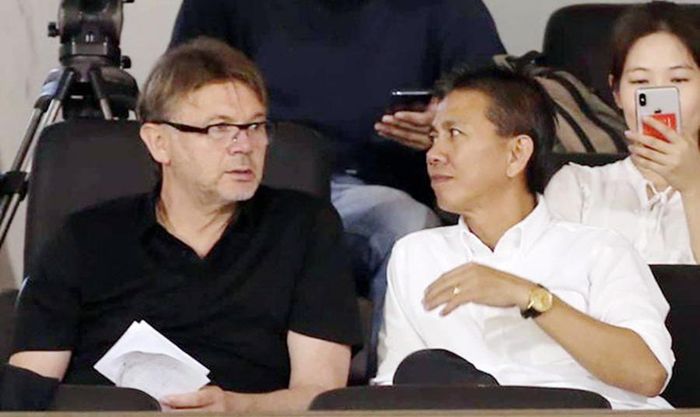 HLV Philippe Troussier (trái) và HLV Hoàng Anh Tuấn.