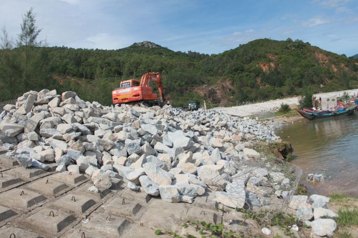 Các phương tiện được huy động đến hiện trường khắc phục sạt lở đê