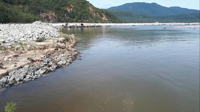 Khu vực đê biển ở thôn Yên Điềm nằm ngay giữa dòng chảy nước sông đổ ra biển và nước ngoài biển đẩy vào sông, nên rất dễ bị xói lở, khoét hàm ếch