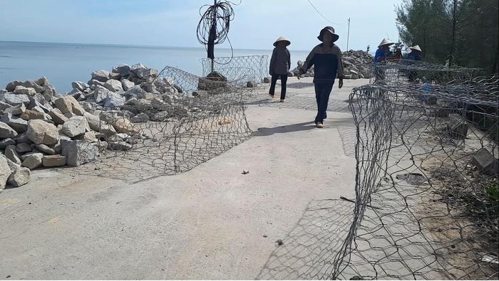Công nhân làm việc dưới nắng nóng